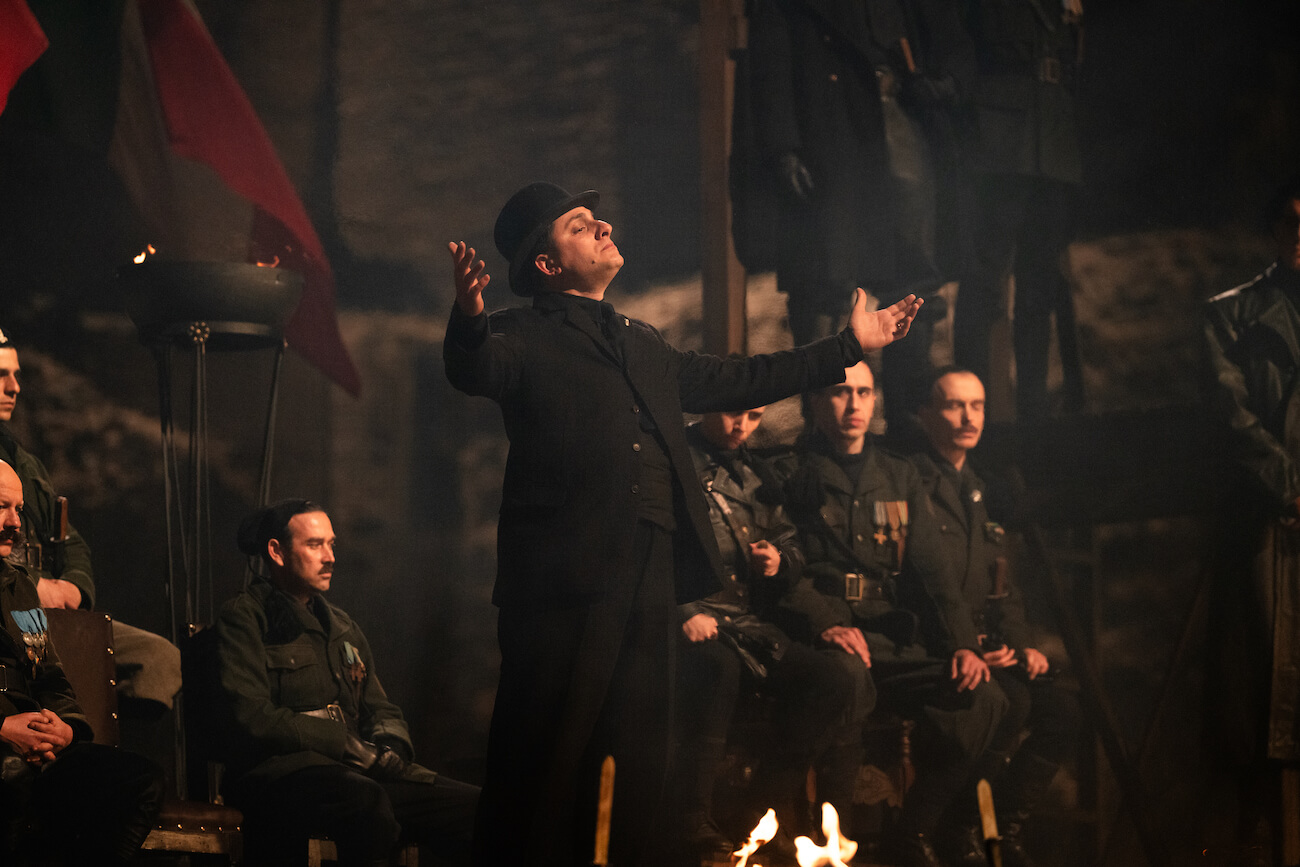 M, il Figlio del Secolo, la serie che racconta mirabilmente la nascita del fascismo con un Mussolini archetipo del maschilismo tossico - Mussolini Marinelli - Gay.it