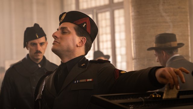 M, il Figlio del Secolo, la serie che racconta mirabilmente la nascita del fascismo con un Mussolini archetipo del maschilismo tossico - Mussolini cover M - Gay.it