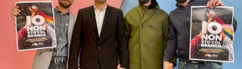 A Ivano e Alfredo (sulla destra) è successo a Milano, il 22 dicembre. Si tenevano per mano e sono stati picchiati. A Stephano e Matteo (sulla sinistra) è successo a Roma, la notte di Capodanno. Si tenevano per mano e sono stati picchiati.