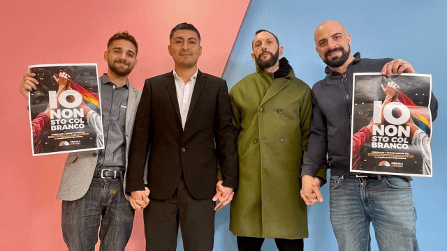 A Ivano e Alfredo (sulla destra) è successo a Milano, il 22 dicembre. Si tenevano per mano e sono stati picchiati. A Stephano e Matteo (sulla sinistra) è successo a Roma, la notte di Capodanno. Si tenevano per mano e sono stati picchiati.