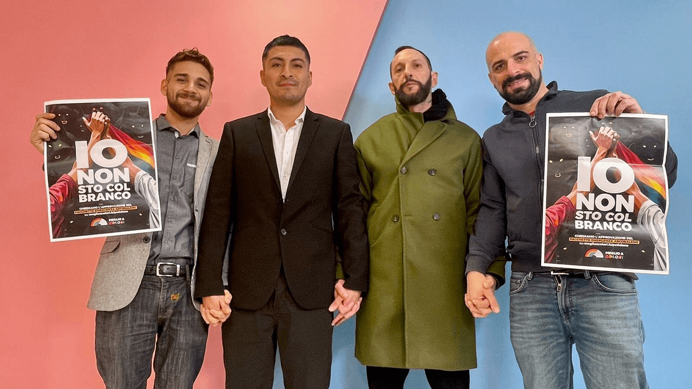 A Ivano e Alfredo (sulla destra) è successo a Milano, il 22 dicembre. Si tenevano per mano e sono stati picchiati. A Stephano e Matteo (sulla sinistra) è successo a Roma, la notte di Capodanno. Si tenevano per mano e sono stati picchiati.