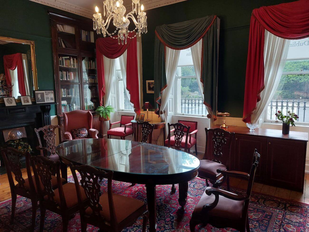L'Irlanda celebra Oscar Wilde nel 125° anniversario dalla morte: sulle tracce del genio che continua a illuminare la comunità LGBTQIA+ - Oscar Wilde House Dublin City - Gay.it