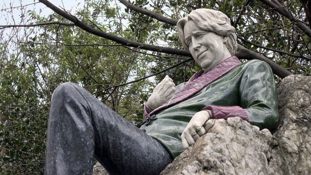 L'Irlanda celebra Oscar Wilde nel 125° anniversario dalla morte: sulle tracce del genio che continua a illuminare la comunità LGBTQIA+ - Oscar Wilde Statua Dublino - Gay.it