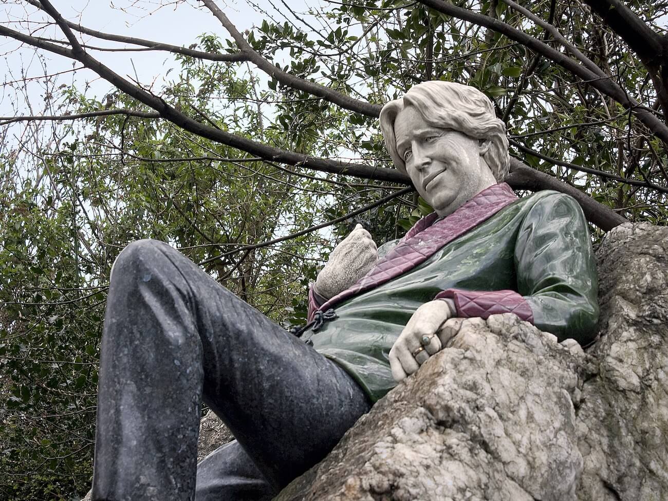 L’Irlanda celebra Oscar Wilde nel 125° anniversario dalla morte: sulle tracce del genio che continua a illuminare la comunità LGBTQIA+