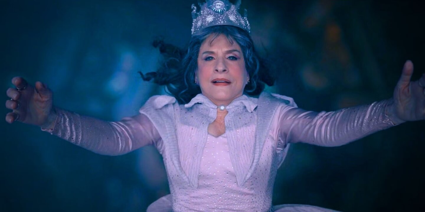 Turchia, stop ad una nave da crociera gay. Lo sconcerto di Patti Lupone: "A bordo ci sono anche io, sono furiosa" - Patti Lupone in Agatha All Along - Gay.it