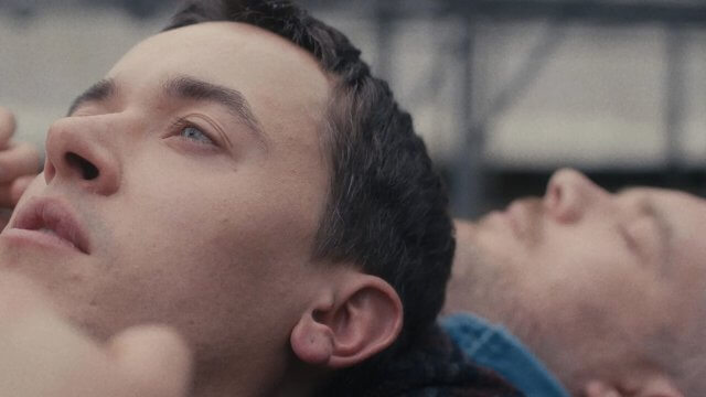 Plainclothes, Tom Blyth e le scene di sesso con Russell Tovey: "È stato intimo e incredibile" - Plainclothes Tom Blyth e le scene di sesso con Russell Tovey - Gay.it