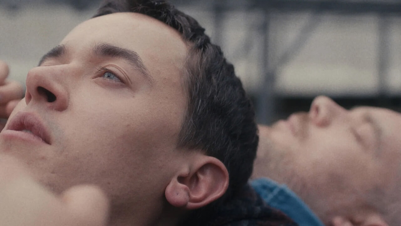 Plainclothes, Tom Blyth e le scene di sesso con Russell Tovey: “È stato intimo e incredibile”