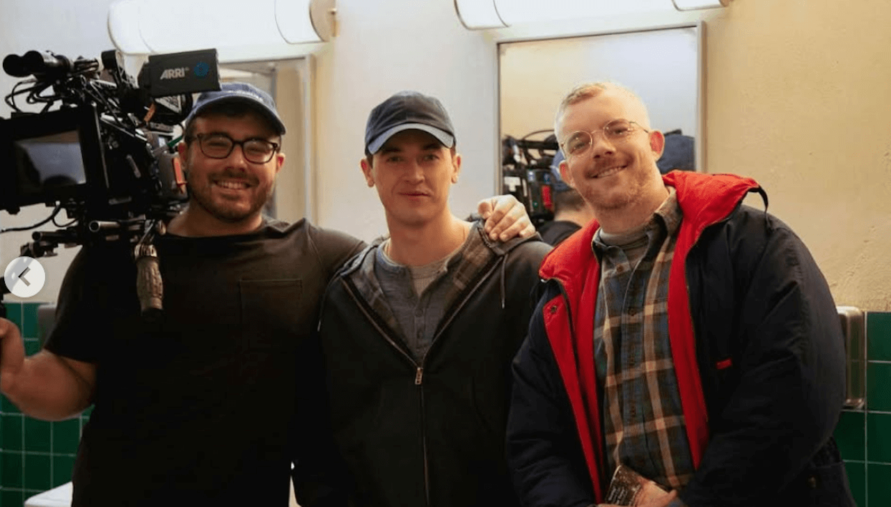 Plainclothes, Tom Blyth e le scene di sesso con Russell Tovey: "È stato intimo e incredibile" - Plainclothes - Gay.it