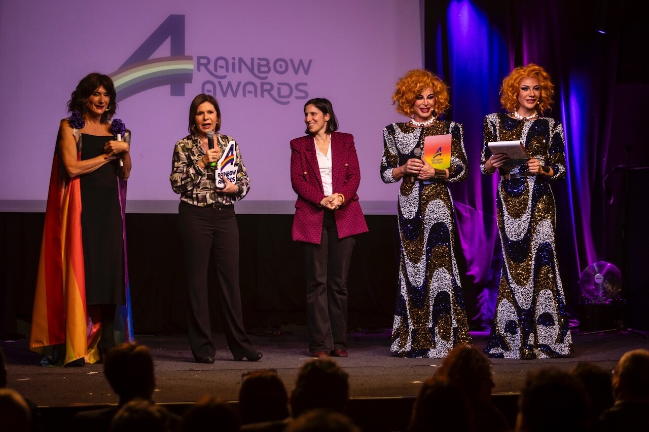 Rainbow Awards 2024, trionfa Valentina Petrillo. Elly Schlein dal palco: "L'odio uccide, lottiamo per i diritti" - Rainbow Awards 2024 Elly Schlein - Gay.it