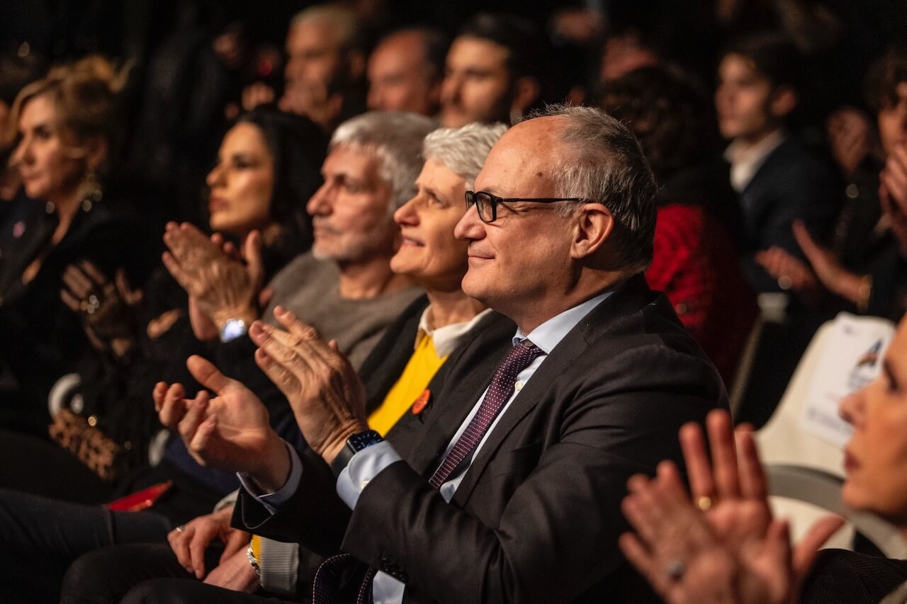 Rainbow Awards 2024, trionfa Valentina Petrillo. Elly Schlein dal palco: "L'odio uccide, lottiamo per i diritti" - Rainbow Awards 2024 Roberto Gualtieri - Gay.it