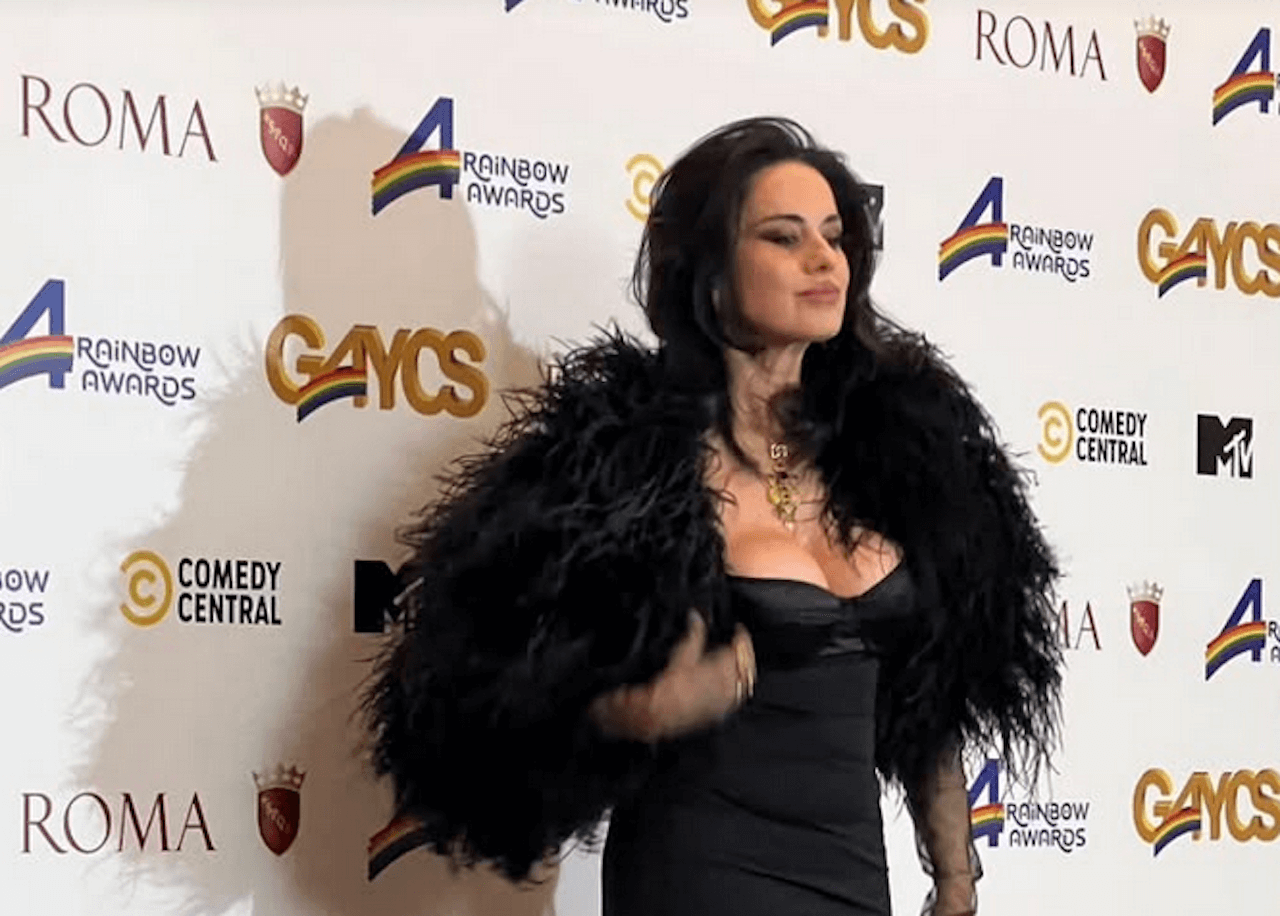 Rainbow Awards 2024, trionfa Valentina Petrillo. Elly Schlein dal palco: "L'odio uccide, lottiamo per i diritti" - Rainbow Awards Paola Iezzi - Gay.it