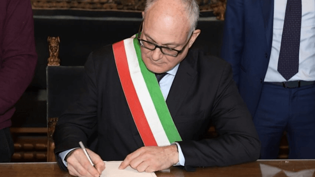 Roma, Gualtieri insiste: trascritto l'undicesimo certificato di nascita estero con due mamme (VIDEO) - Roma Gualtieri 1 - Gay.it