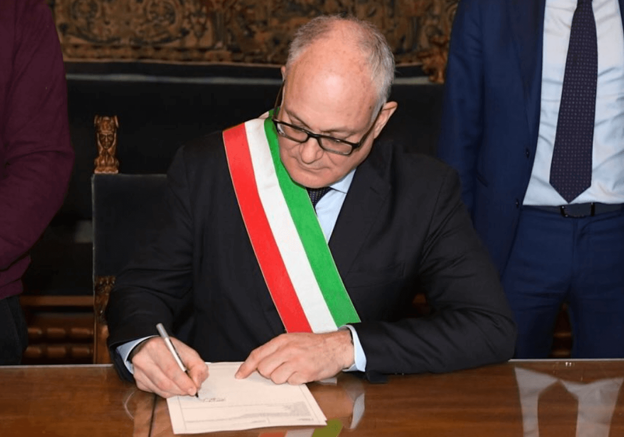 Roma, Gualtieri non si ferma: trascritto il decimo certificato di nascita estero con due mamme - Roma Gualtieri 1 - Gay.it