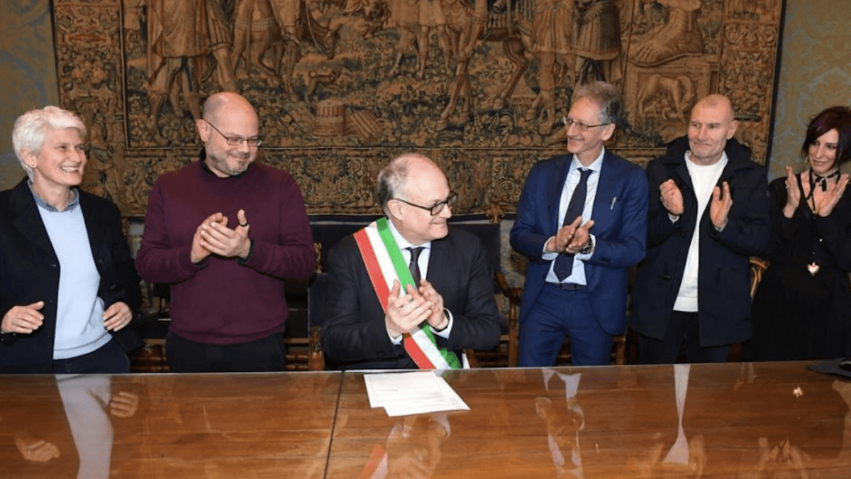 Roma, Gualtieri non si ferma: trascritto il decimo certificato di nascita estero con due mamme - Roma sindaco Gualtieri - Gay.it
