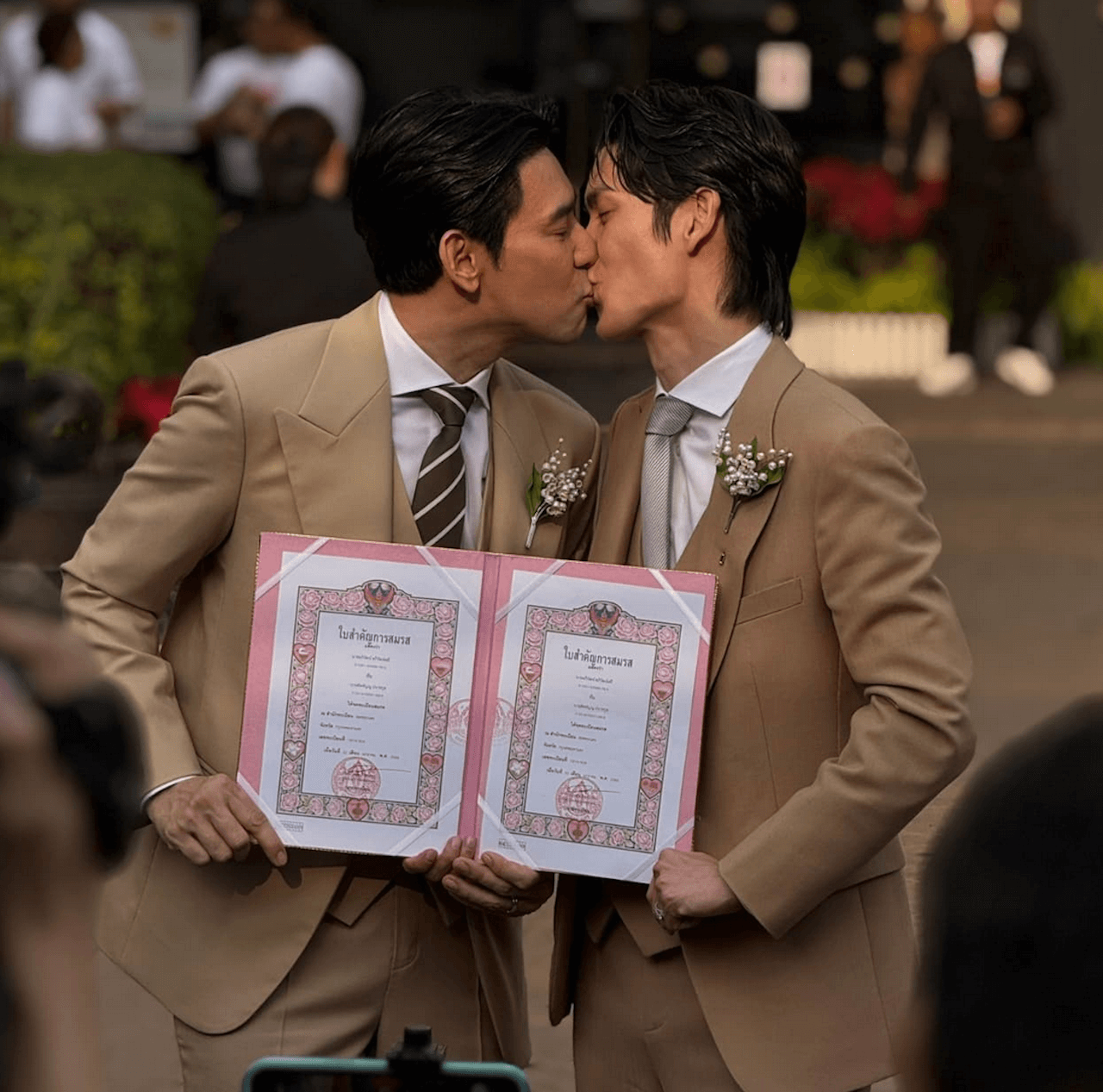 Thailandia, stanziati milioni per la terapia ormonale sostitutiva a 200.000 persone trans - Sappanyoo Panatkool 38 anni e Apiwat Apiwatsayree - Gay.it