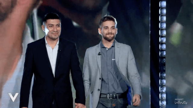 Stephano e Matteo a Verissimo dopo l'aggressione omofoba: "Insieme possiamo tutto, mai dimenticarci che ci amiamo" - Stephano Quinto e Matteo Guadagnoli a Verissimo - Gay.it