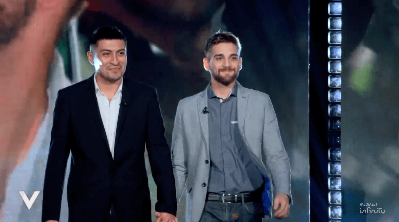 Aggrediti a Capodanno perché mano nella mano, 3 imputati. Riconosciuta la matrice omofoba - Stephano Quinto e Matteo Guadagnoli a Verissimo - Gay.it