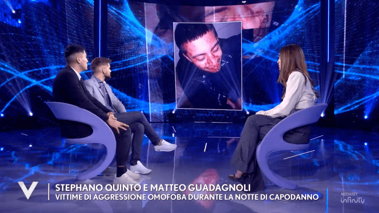 Stephano e Matteo a Verissimo dopo l'aggressione omofoba: "Insieme possiamo tutto, mai dimenticarci che ci amiamo" - Stephano Quinto e Matteo Guadagnoli foto - Gay.it