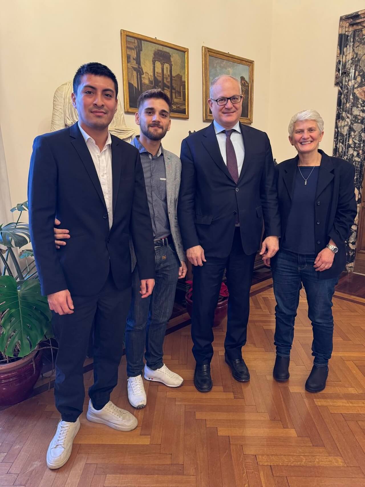 Stephano e Matteo in Campidoglio dopo l'aggressione omofoba: "Roma Capitale dei diritti per tutte e tutti" - Stephano e Matteo con il sindaco Gualtieri - Gay.it