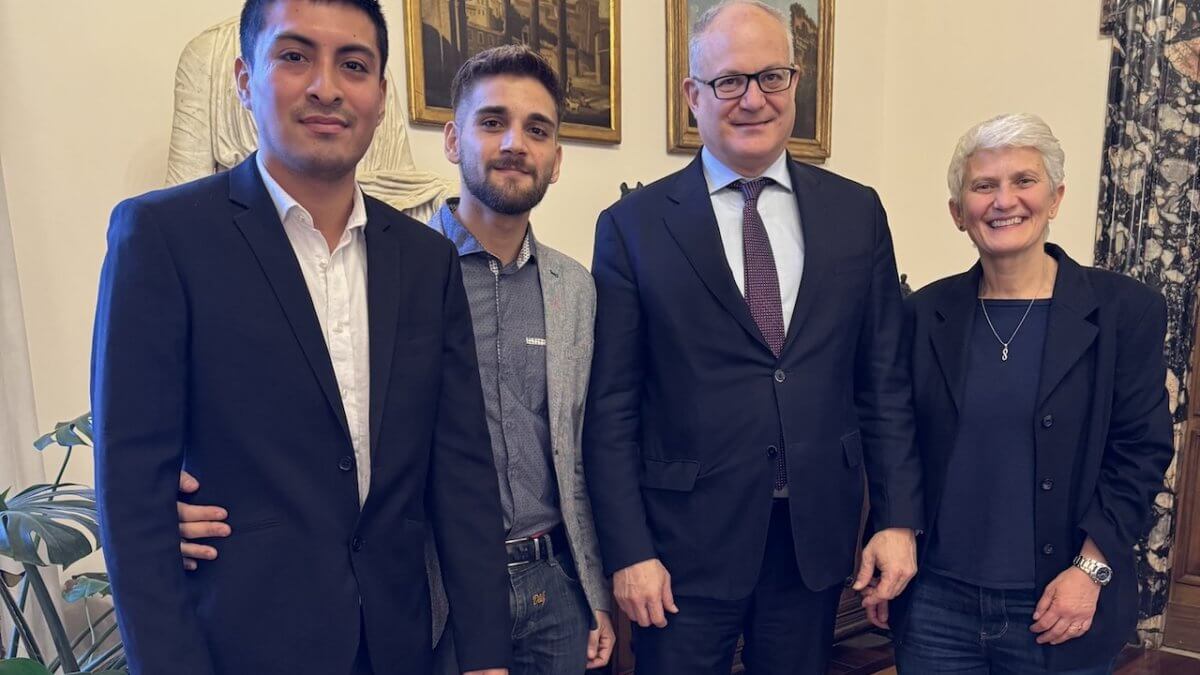 Stephano e Matteo in Campidoglio dopo l’aggressione omofoba: “Roma Capitale dei diritti per tutte e tutti”
