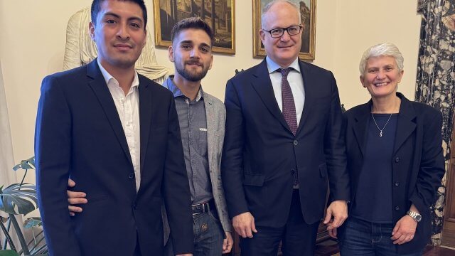 Stephano e Matteo in Campidoglio dopo l'aggressione omofoba: "Roma Capitale dei diritti per tutte e tutti" - Stephano e Matteo in Campidoglio dopo laggressione omofoba - Gay.it