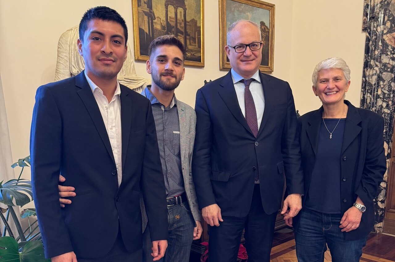 Aggrediti a Capodanno perché mano nella mano, 3 imputati. Riconosciuta la matrice omofoba - Stephano e Matteo in Campidoglio dopo laggressione omofoba - Gay.it