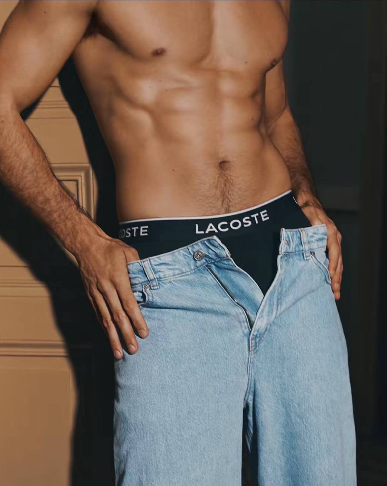 Taylor Zakhar Perez di Rosso, bianco & sangue blu in mutande fa impazzire tuttə (VIDEO) - Taylor Zakhar Perez in mutande per Lacoste 2 - Gay.it