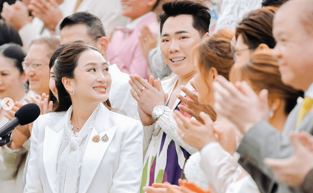 Thailandia, via ufficiale ai matrimoni egualitari e la premier si mette in posa con le coppie pronte a sposarsi - Thailandia via ufficiale ai matrimoni gay e la premier si mette in posa con le coppie pronte a sposarsi 1 - Gay.it