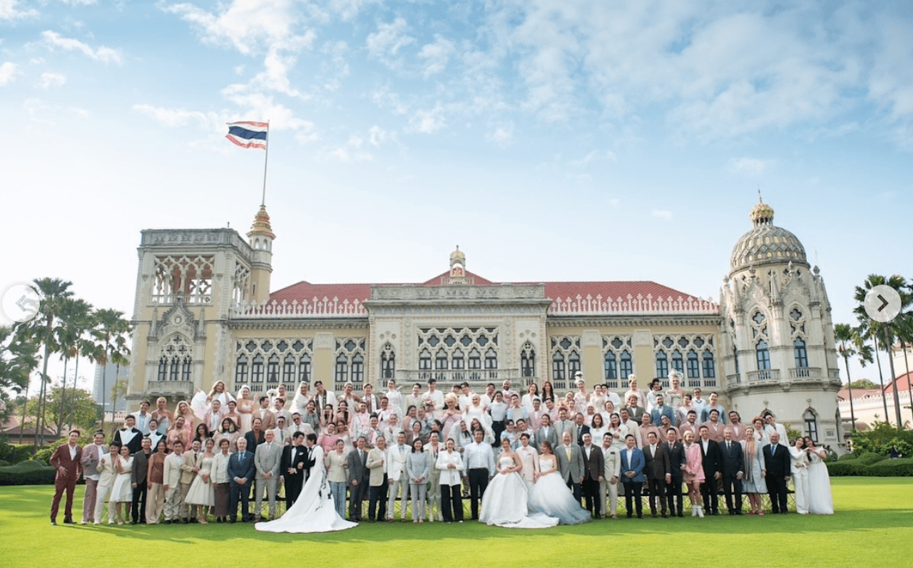 Thailandia, via ufficiale ai matrimoni egualitari e la premier si mette in posa con le coppie pronte a sposarsi - Thailandia via ufficiale ai matrimoni gay e la premier si mette in posa con le coppie pronte a sposarsi 2 - Gay.it