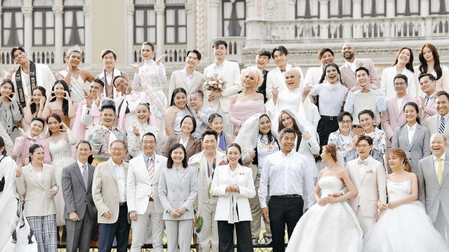 Thailandia, via ufficiale ai matrimoni egualitari e la premier si mette in posa con le coppie pronte a sposarsi - Thailandia via ufficiale ai matrimoni gay e la premier si mette in posa con le coppie pronte a sposarsi - Gay.it