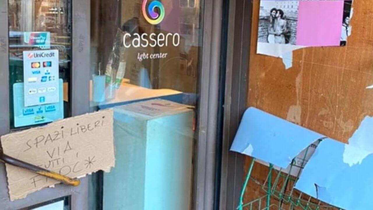 Bologna, vandalizzato il Cassero LGBT Center per la seconda volta in un mese: “Spazi liberi, via tutti i froc*” - bologna cassero lgbt center vandalizzato 2 - Gay.it