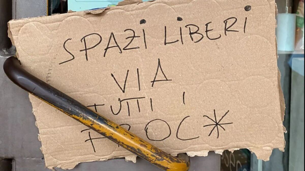 Bologna, vandalizzato il Cassero LGBT Center per la seconda volta in un mese: “Spazi liberi, via tutti i froc*”