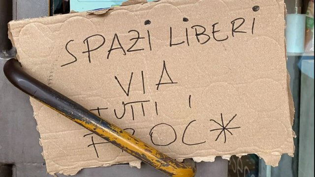 Bologna, vandalizzato il Cassero LGBT Center per la seconda volta in un mese: “Spazi liberi, via tutti i froc*” - bologna cassero lgbt center vandalizzato 3 - Gay.it