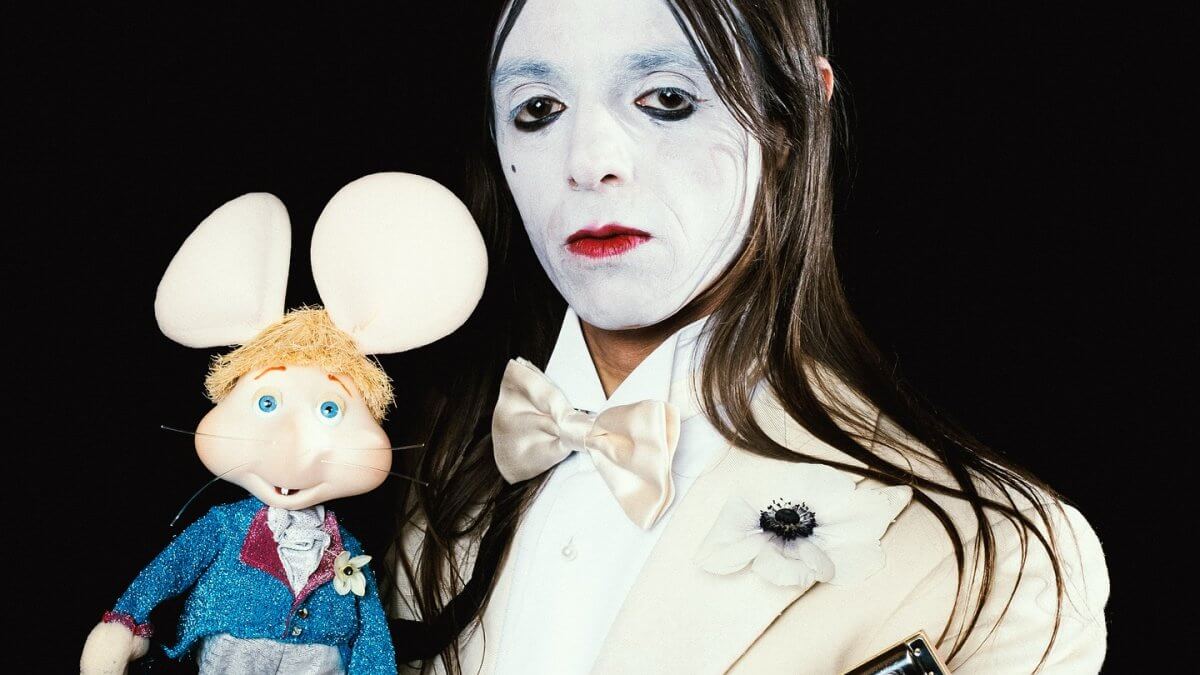 Lucio Corsi a Sanremo 2025 con Topo Gigio, ma chi è il pupazzo che si infila al Festival?