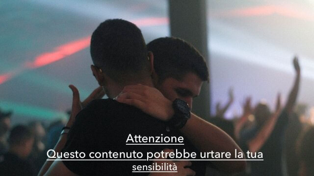 “Malati, pedofili”, coppia gay perseguitata dai vicini a Roma: insulti omofobi e acido. “Dopo la denuncia sono andati via” - omofobia coppia gay - Gay.it