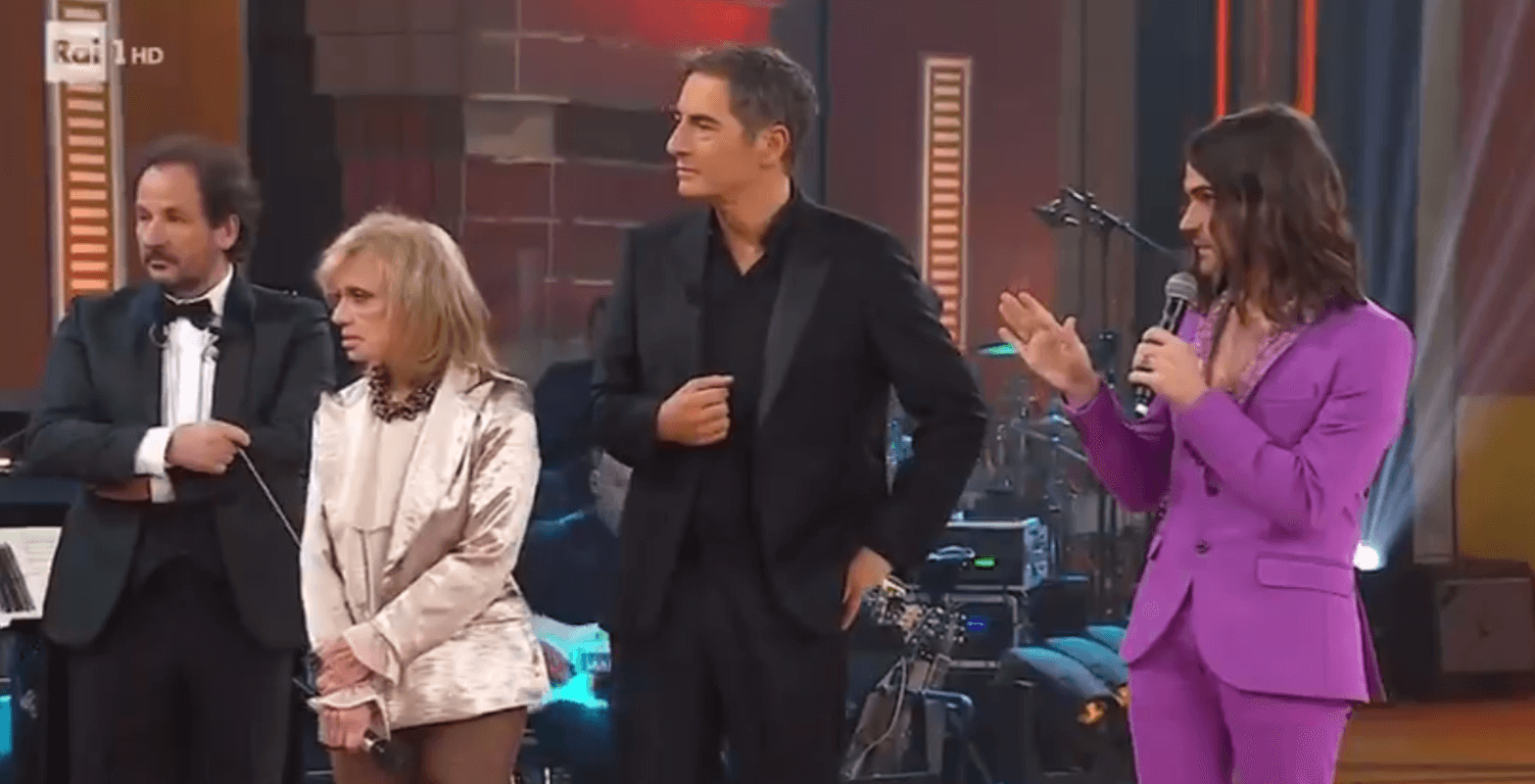 Valerio Scanu insieme a Rita Pavone e Marco Liorni durante la terza puntata di Ora o Mai Più