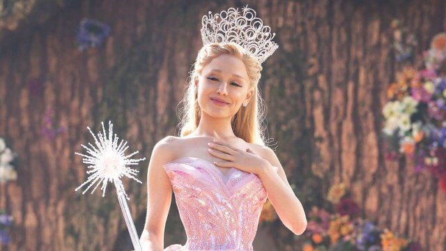 Ariana Grande, messaggi di solidarietà alle persone trans dopo gli ordini esecutivi di Trump - wicked ariana grande glinda - Gay.it