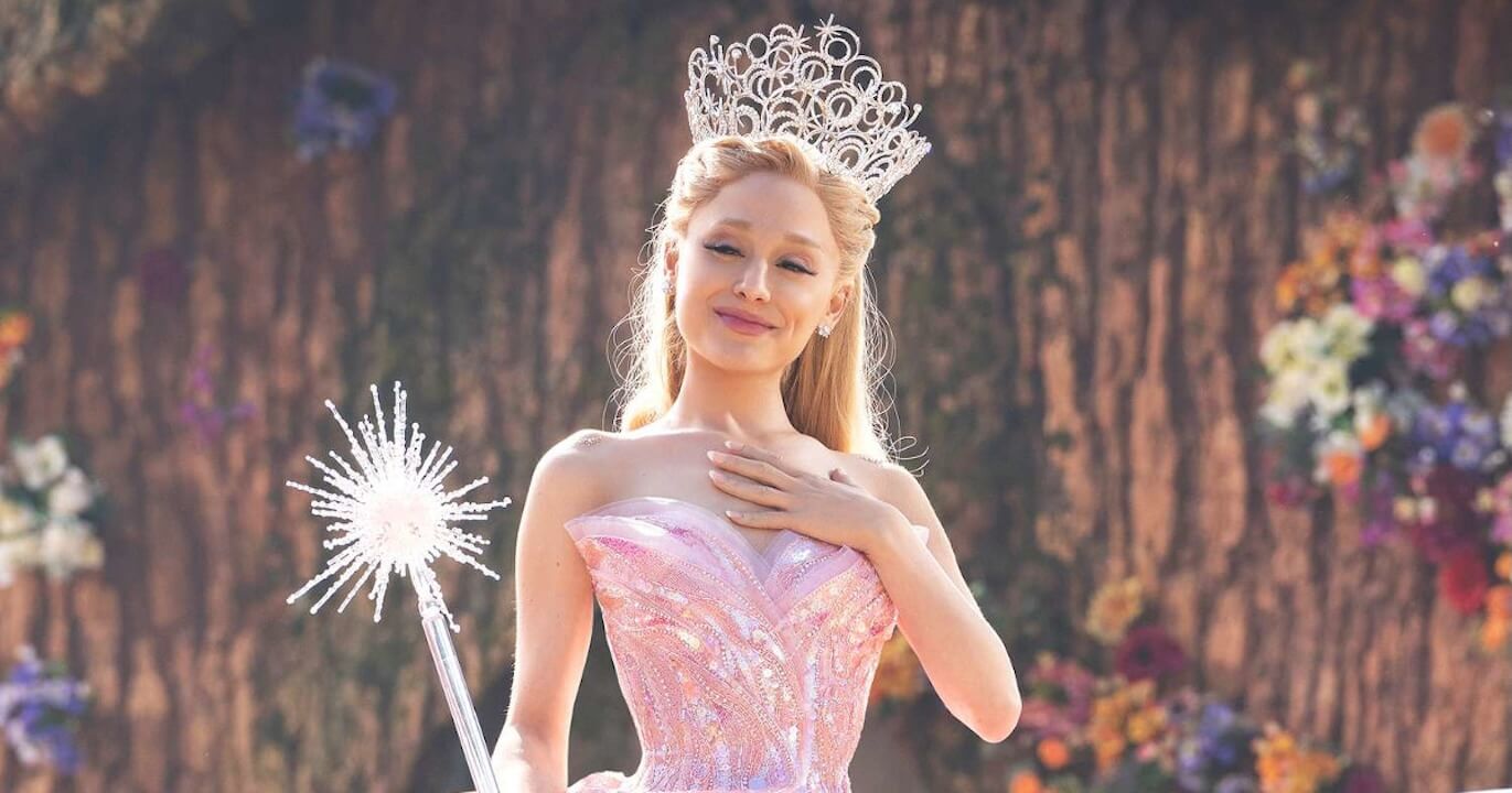 Ariana Grande critica le politiche anti-trans di Trump e la Casa Bianca l'attacca: "Risparmia le tue lacrime" - wicked ariana grande glinda - Gay.it