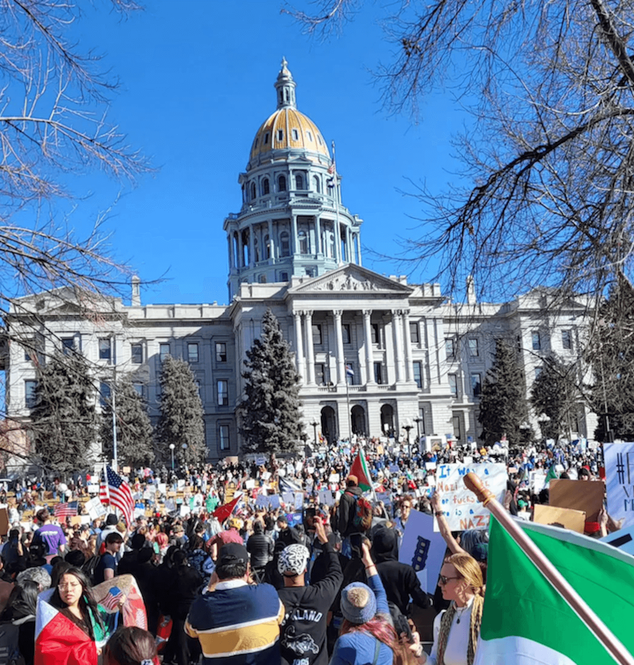 Migliaia di persone protestano contro le omotransfobiche politiche di Trump in tutti gli USA - 50 proteste 50 stati un giorno - Gay.it