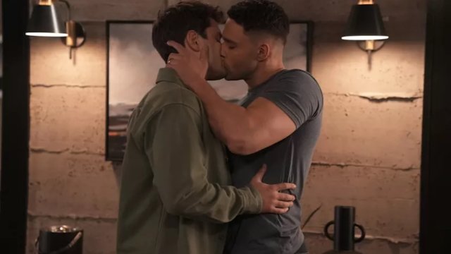 "9-1-1: Lone Star" saluta i suoi eroi dichiaratamente e orgogliosamente LGBTQ+ - 911 Lone Star bacio gay - Gay.it