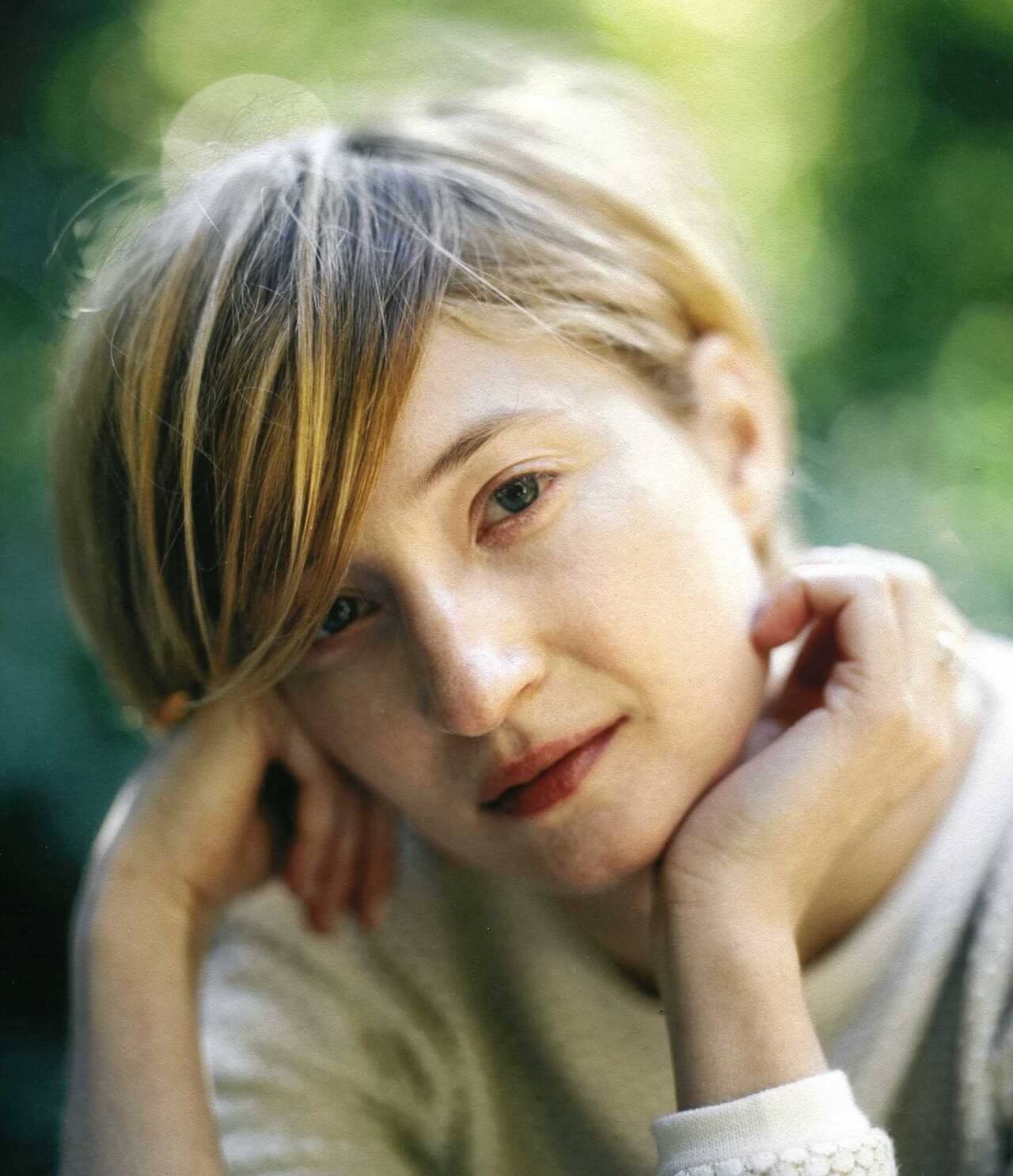 Tre Ciotole di Michela Murgia diventa film con protagonisti Elio Germano e Alba Rohrwacher - Alba Rohrwacher credit Douglas Kirkland - Gay.it