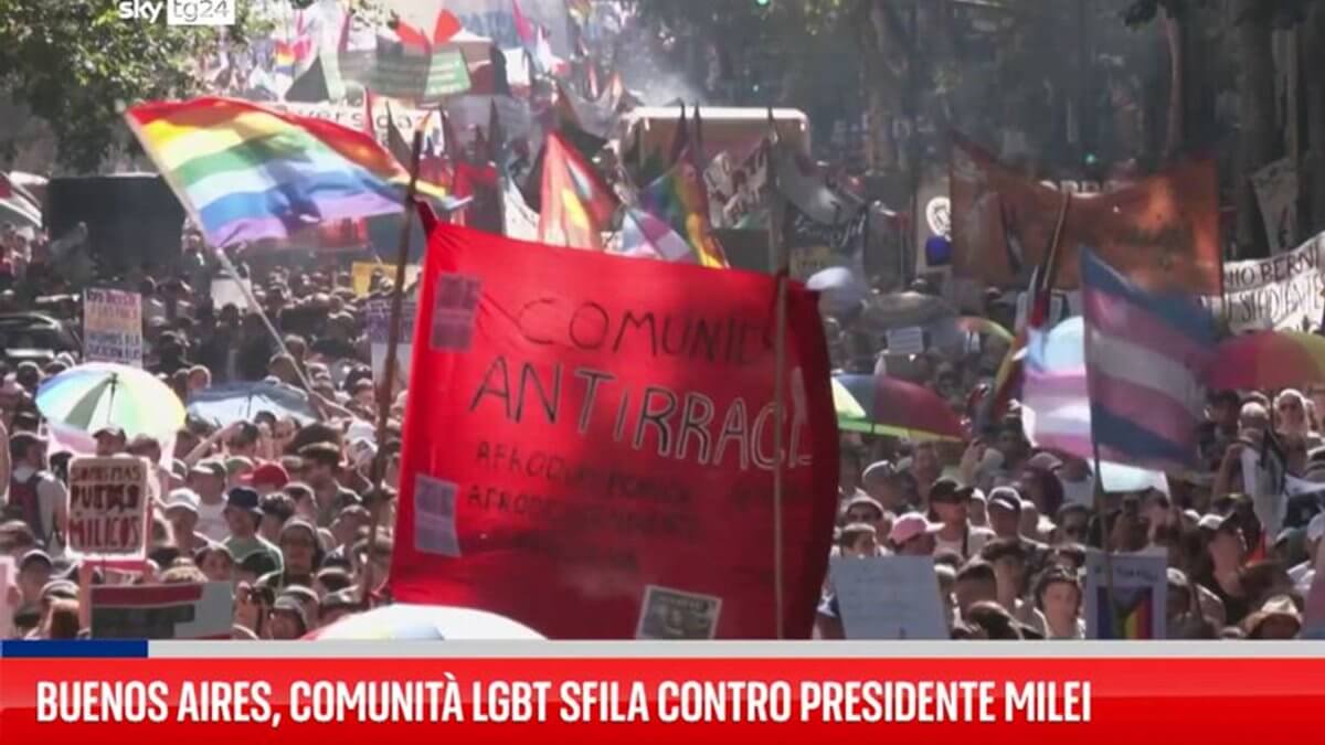 Buenos Aires, la marcia antifascista diventa un Pride immenso dopo le parole di Milei su comunità LGBTIAQ+ e femminicidio (VIDEO)