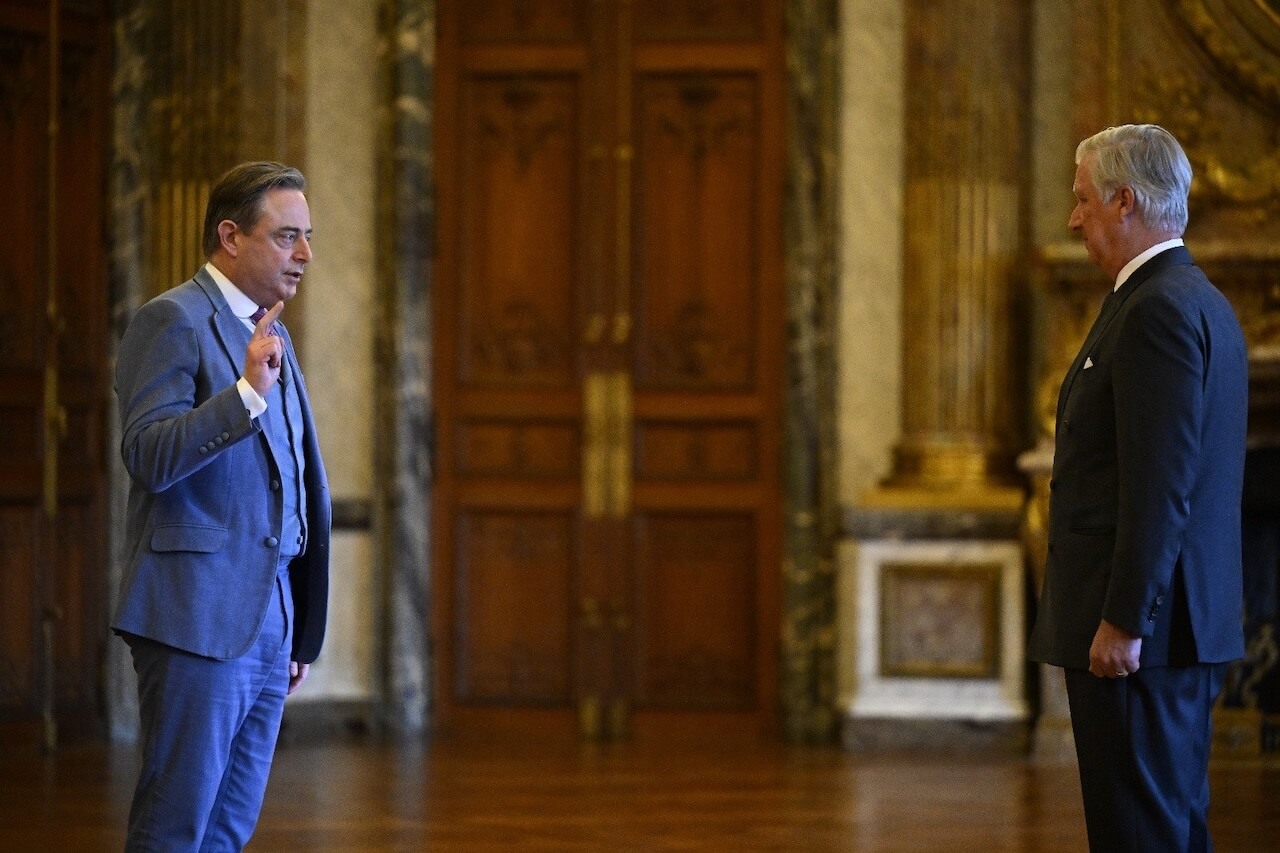Belgio, il premier Bart De Wever alleato di Meloni vuole legalizzare la gestazione per altri. Anche a gay e single