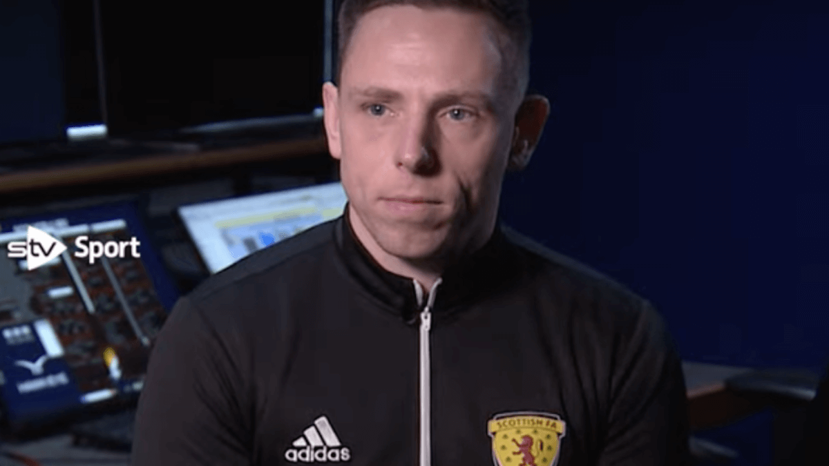 Lloyd Wilson, l’arbitro scozzese a 2 anni dal suo coming out: “Felice di averlo fatto, nonostante l’omofobia nel calcio”