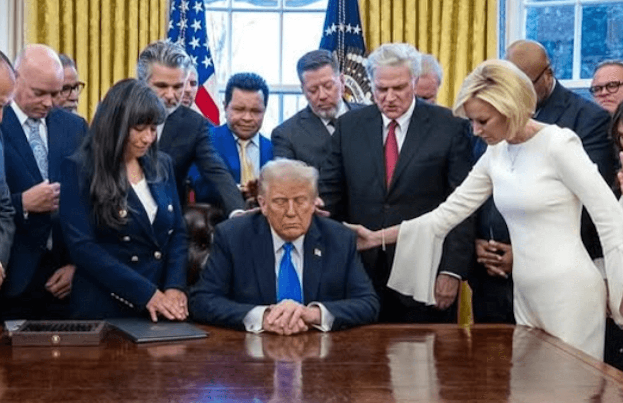 Un anno di Trump bis alla Casa Bianca, ripercorriamo 12 mesi di provvedimenti anti-LGBTQIA+ - Paula White e Donald Trump - Gay.it