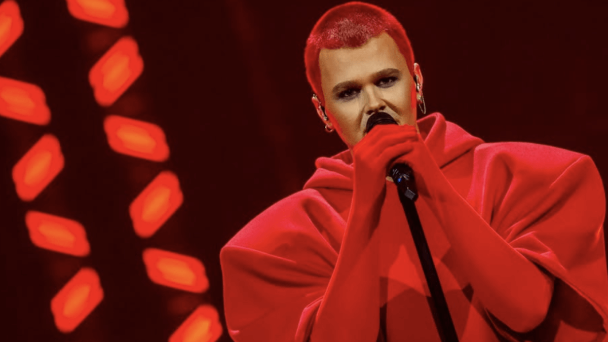 Eurovision 2025: chi è Red Sebastian, cantante dichiaratamente gay che rappresenterà il Belgio con Strobe Lights (VIDEO)