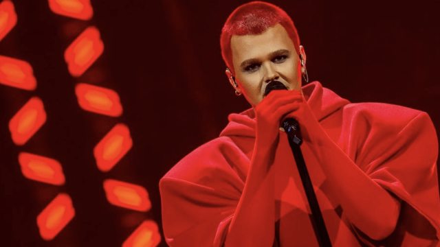 Eurovision 2025: chi è Red Sebastian, cantante dichiaratamente gay che rappresenterà il Belgio con Strobe Lights (VIDEO) - Red Sebastian - Gay.it