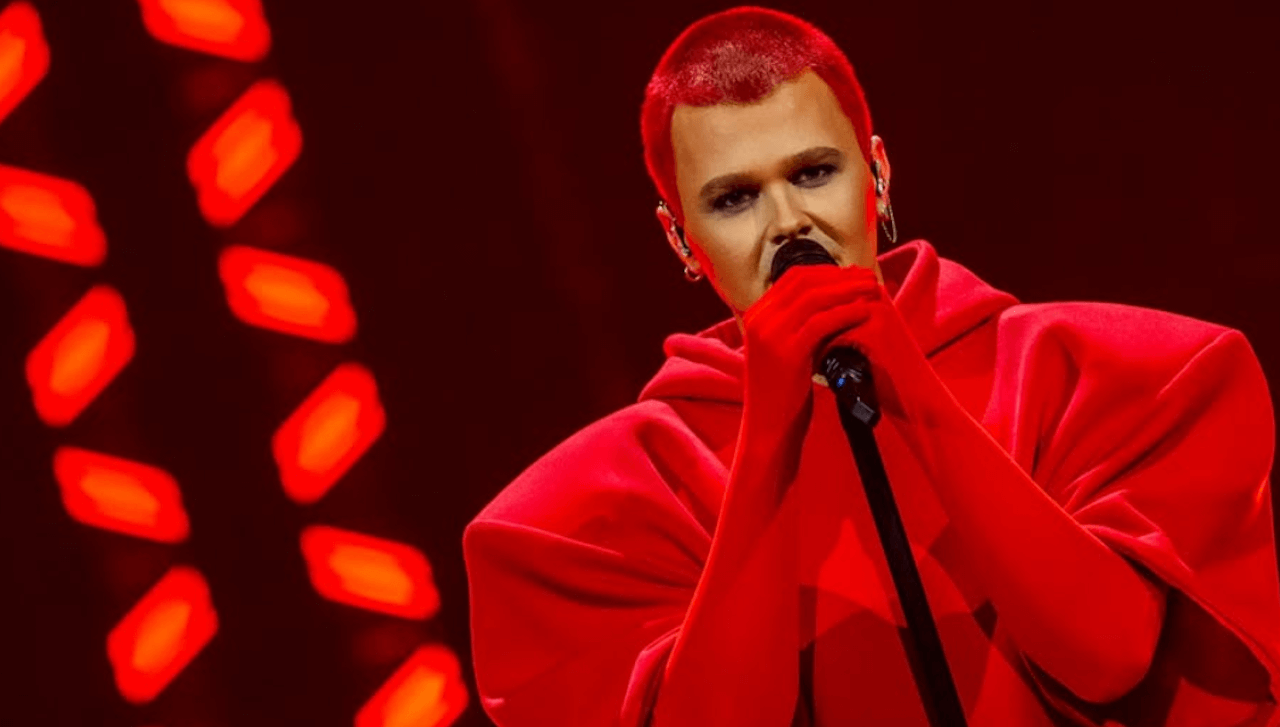 Eurovision 2025: chi è Red Sebastian, cantante dichiaratamente gay che rappresenterà il Belgio con Strobe Lights (VIDEO) - Red Sebastian - Gay.it