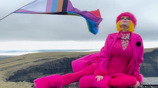 Volete trovare l'amore in Irlanda? Al The Outing Festival c'è questo e molto altro (in foto: Seán d'Olier presso la scogliera di Moher)