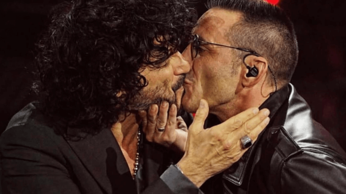 Bacio tra Francesco Renga e Kekko Silvestre a Sanremo 2025: la “censura” della Rai e il motivo del gesto